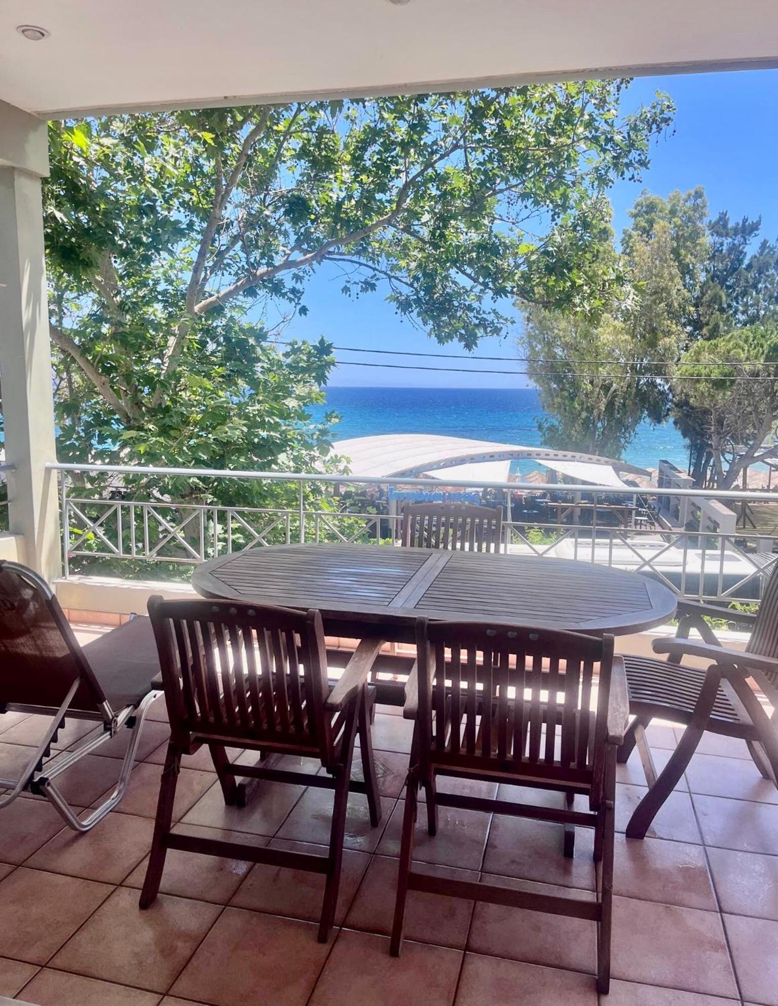 Chloe'S Sunrise Beach House Atenas Exterior foto